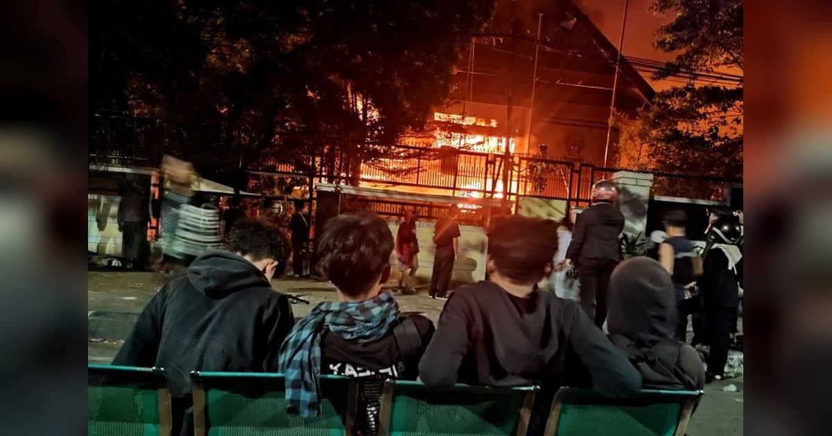 Fakta Mengejutkan: Kantor DPRD Sulsel Terbakar Habis, Massa Marah Tak Terbendung di Makassar