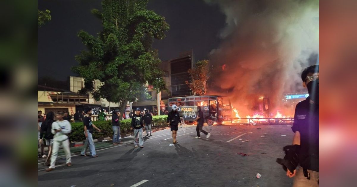 Tahukah Anda? Massa Bakar Dua Bus Polisi di Markas Gegana Jakarta Pusat, Picu Kerusuhan Lanjutan
