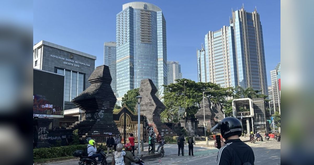 Mengapa Warga Berhenti? Intip Situasi Pascademo Polda Metro Jaya, Halte Terbakar Jadi Saksi Bisu