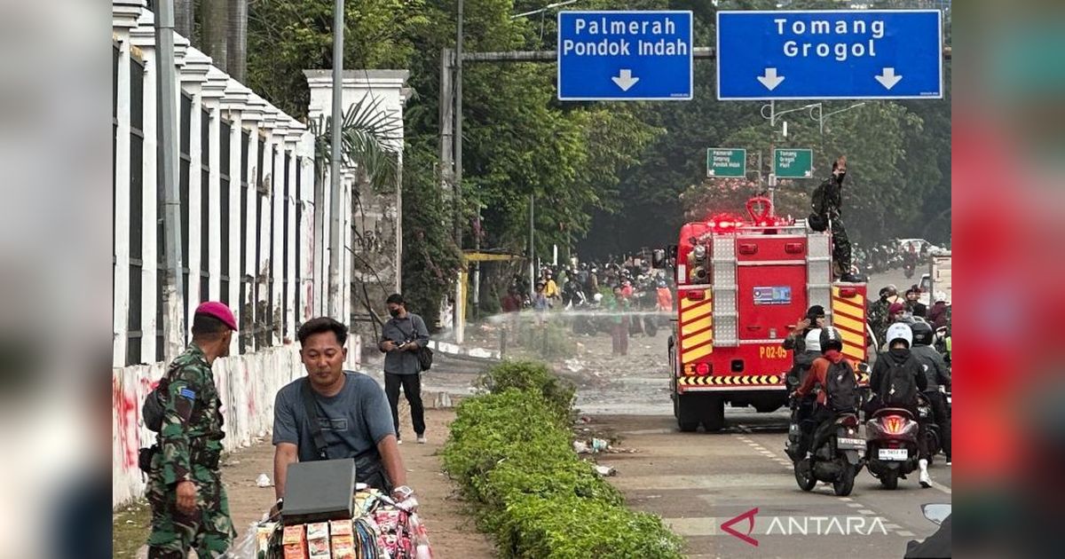 Efek Sisa Gas Air Mata DPR: Damkar Turun Tangan, Mata Perih dan Sensasi Bersin Tak Tertahankan