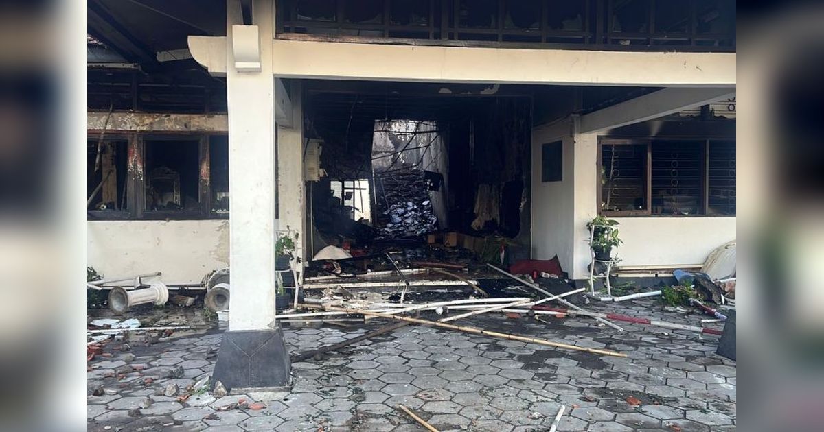 Fakta Mengejutkan: Ruang Sekwan DPRD Surakarta Terbakar Dini Hari, Apa Pemicunya?