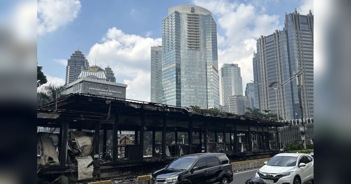 7 Halte Transjakarta Terbakar, Termasuk Halte Polda Metro Jaya, Layanan Transjakarta Lumpuh Total