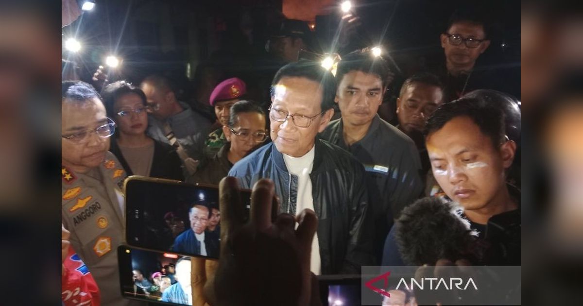 Momen Langka: Sultan Yogyakarta Temui Demonstran di Tengah Malam, Serukan Demokrasi Damai dan Bebaskan Tahanan