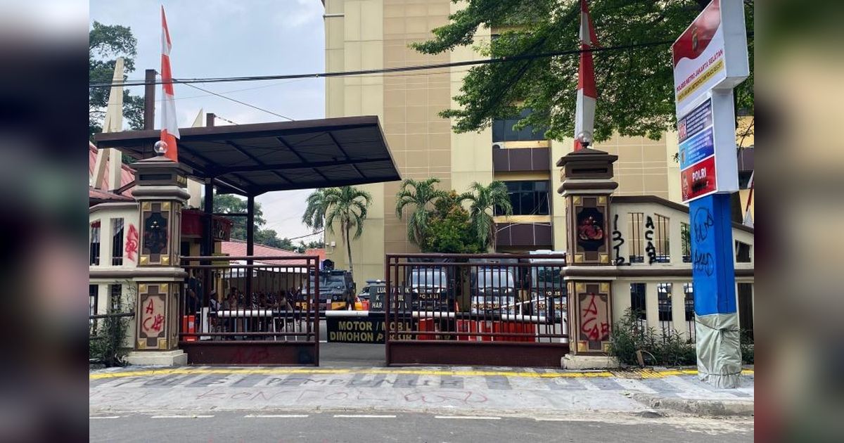 Fakta Unik di Balik Penjagaan Ketat Polres Metro Jaksel: Pagar Rapat Imbas Demo dan Vandalisme