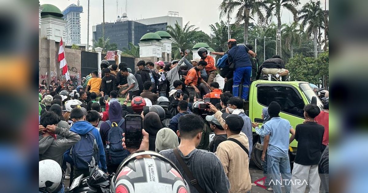 Fakta Unik: Gerbang DPR Nyaris Jebol, TNI Persuasif Hadapi Unjuk Rasa DPR di Tengah Hujan
