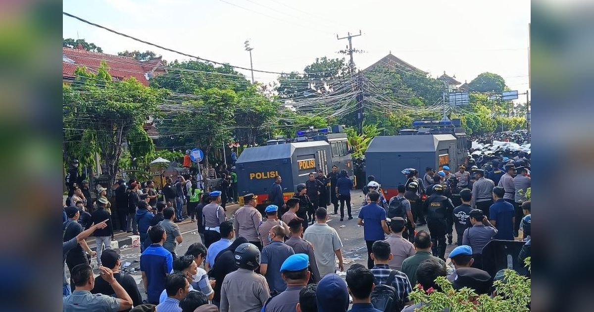 Kericuhan Demo Bali: Polisi Kerahkan Water Canon dan Gas Air Mata Pukul Mundur Massa di Depan Mapolda