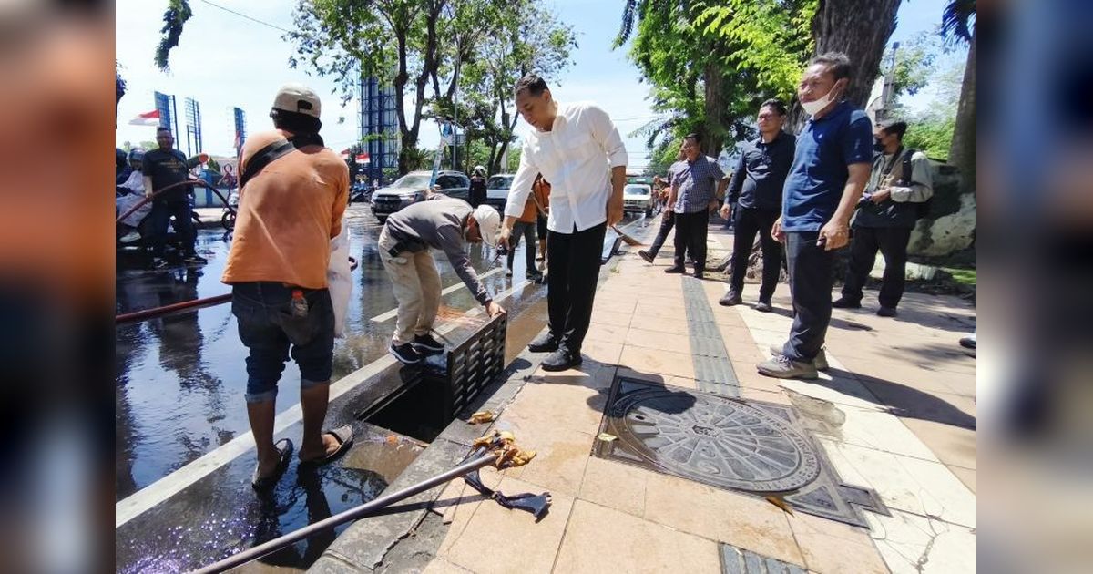 Cepat Tanggap! Pemkot Surabaya Bersih-Bersih Jalanan Pasca-Aksi Solidaritas, Cegah Warga Terjatuh