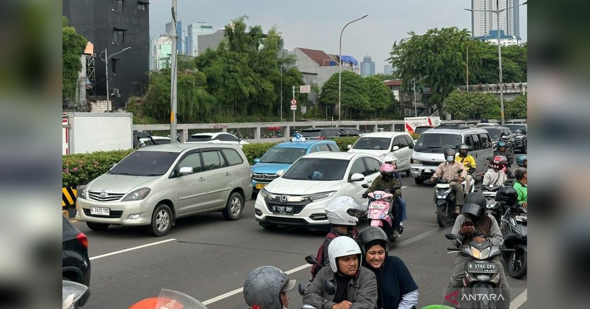 Fenomena Langka: Puluhan Motor Masuk Tol Depan Gedung DPR Akibat Macet Parah, Apa Sanksinya?