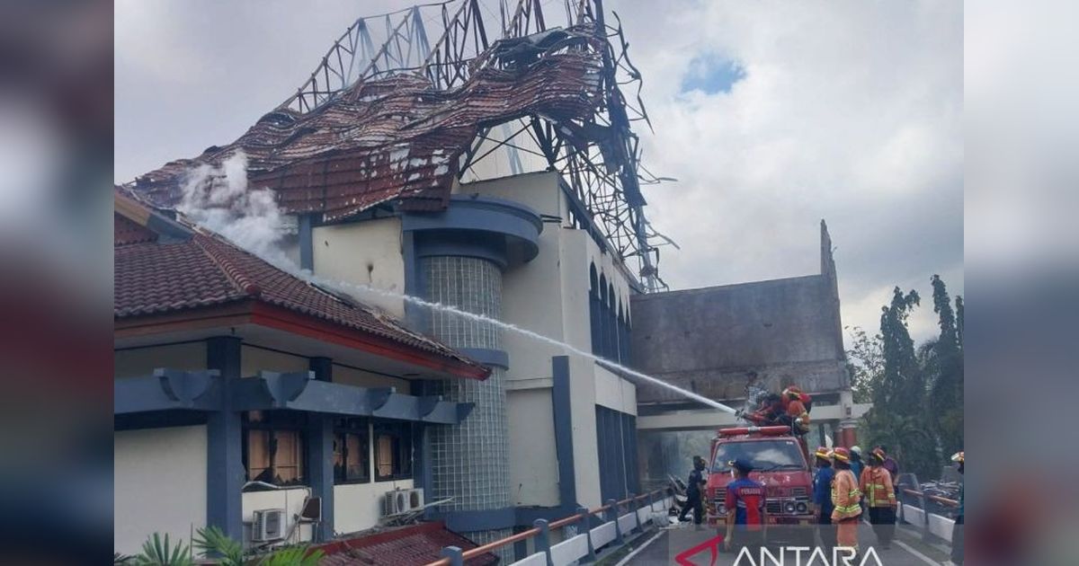 Gedung Rakyat Udayana: Situasi DPRD NTB Pasca Pembakaran Massa, Api Padam