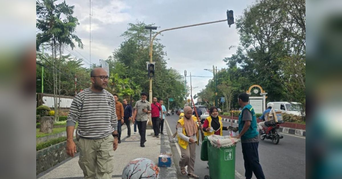 Cepat Tanggap! DLH Mataram Bersihkan Sampah Sisa Unjuk Rasa dalam Hitungan Jam, CFD Tetap Jalan