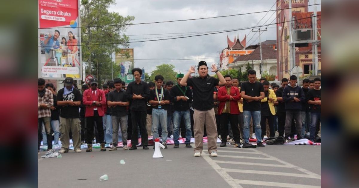 Fakta Unik Unjuk Rasa Damai Bukittinggi: Pimpinan Daerah Temui Massa, Solidaritas Ojol Berakhir Kondusif