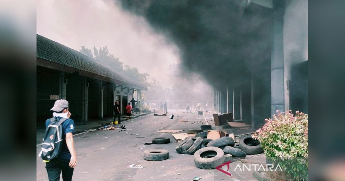 Tragedi Sabtu Siang: Gedung DPRD NTB Dibakar Massa, Ternyata Ini Pemicunya!