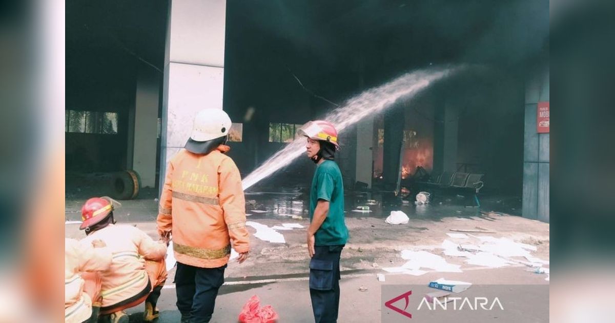 Aksi Heroik Damkar Padamkan Api DPRD NTB: Terobos Barikade Massa Lewat Jalur Belakang, Begini Kisahnya!