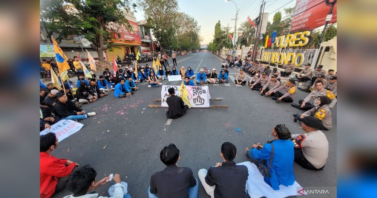 Aksi Solidaritas Mahasiswa Situbondo: Unjuk Rasa Tertib PMII dan GMNI Kecam Represifitas Aparat, Berakhir Doa Bersama Kapolres