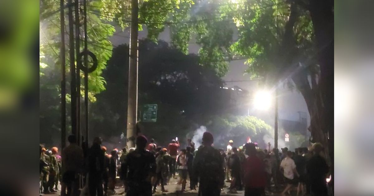 Massa Kembali Bentrok di Depan Mako Brimob Kwitang: Gas Air Mata Ditembakkan, Apa Pemicunya?