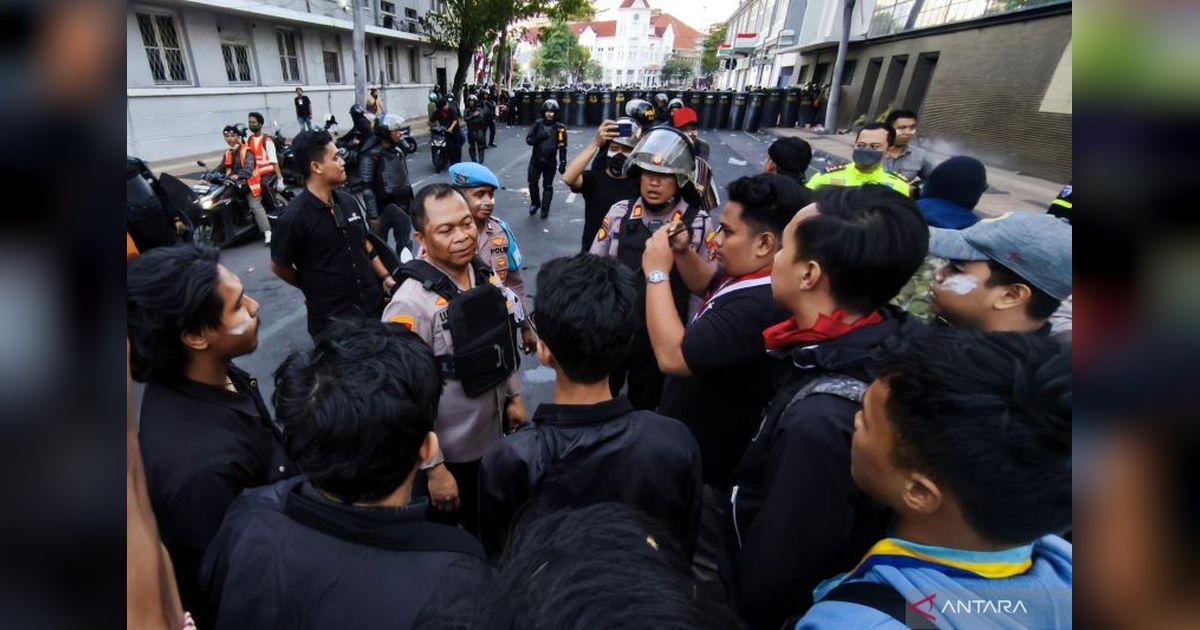 Aksi Solidaritas Mahasiswa Surabaya: Kapolrestabes Temui Massa, Batas Waktu Demo dan Kerusakan Properti Jadi Sorotan