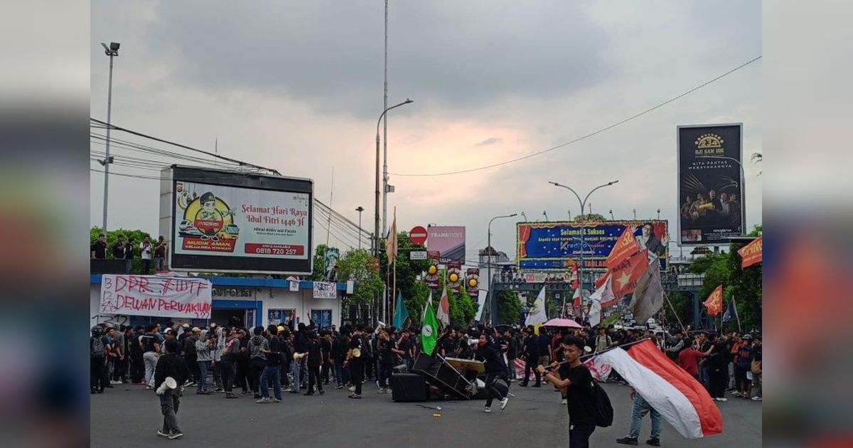 Trivia: Sofa dan Meja Dikeluarkan, Ini Alasan di Balik Aksi Mahasiswa Serang Geruduk Polpos Ciceri