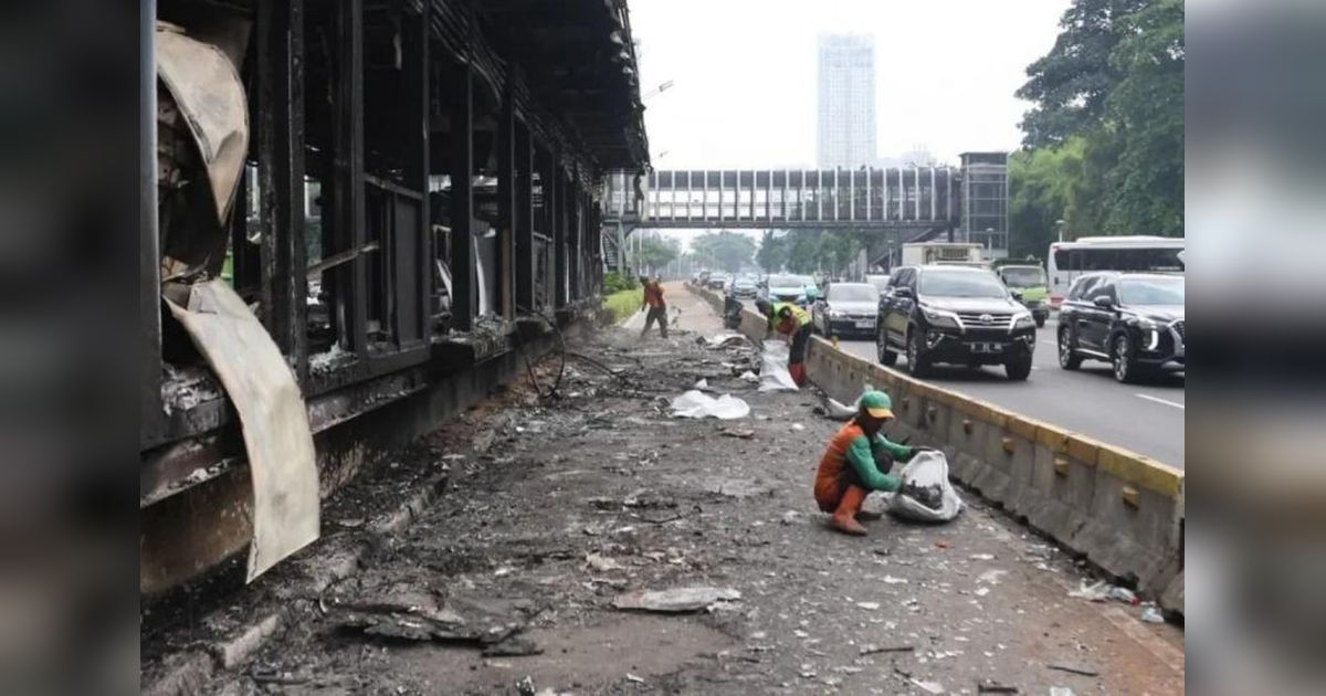Tahukah Anda Berapa Petugas Kebersihan Jakarta Dikerahkan? 1.150 Personel Bersihkan Ibu Kota Usai Demo