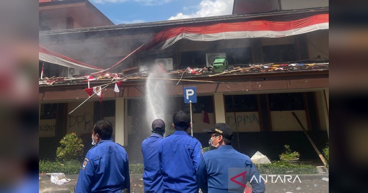 Damkar Berhasil Padamkan Api di Gedung DPRD Cirebon: Ternyata Ada Penjarahan Fasilitas!