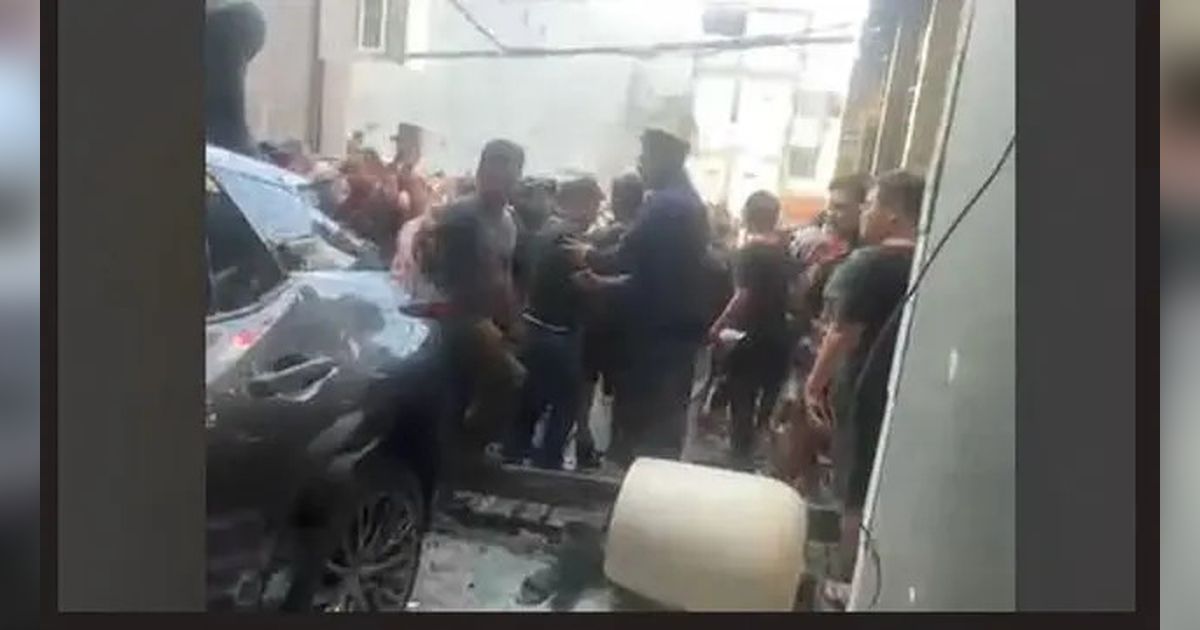 Warga Ungkap Detik-Detik Rumah Anggota DPR Ahmad Sahroni Dirusak Massa