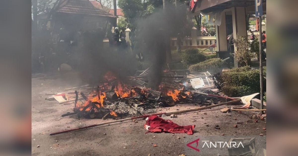 Motor Satpam Terbakar Cirebon: Kisah Pilu Kendaraan Dinas Hangus Akibat Kerusuhan DPRD