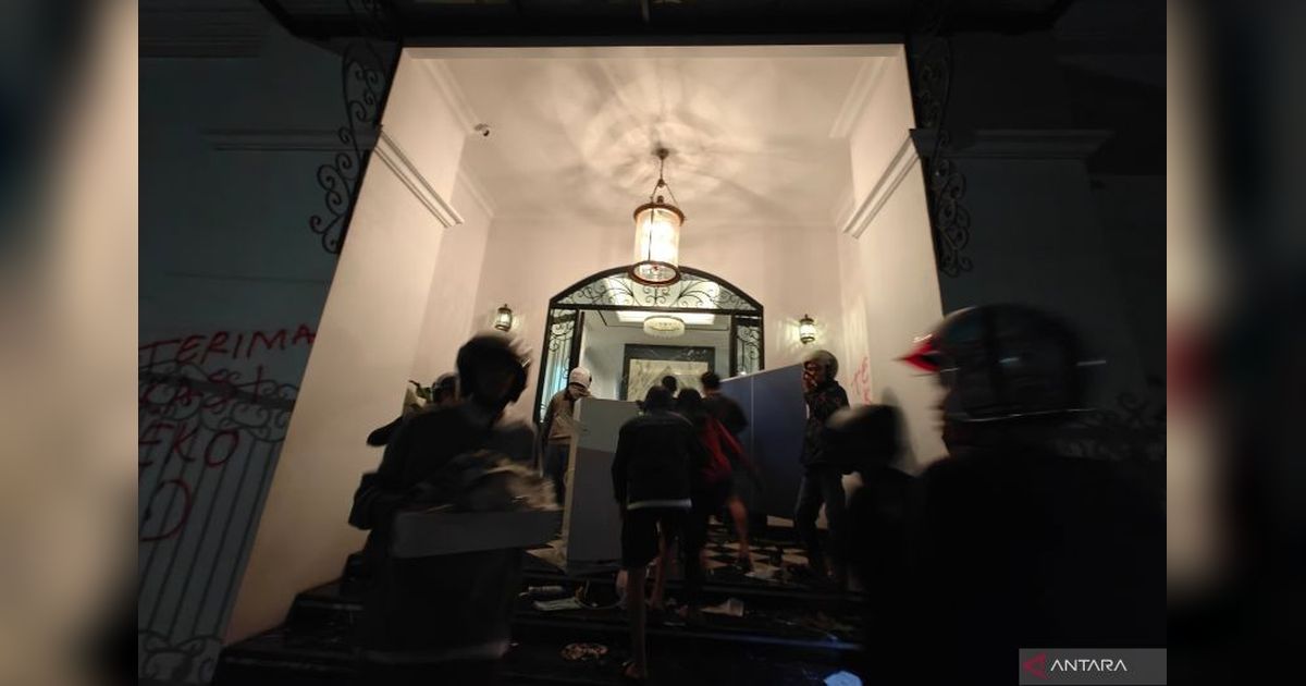 Fakta Unik Penjarahan Rumah Eko Patrio: Massa Teriak 'Terima Kasih' Sambil Angkut Barang Mewah