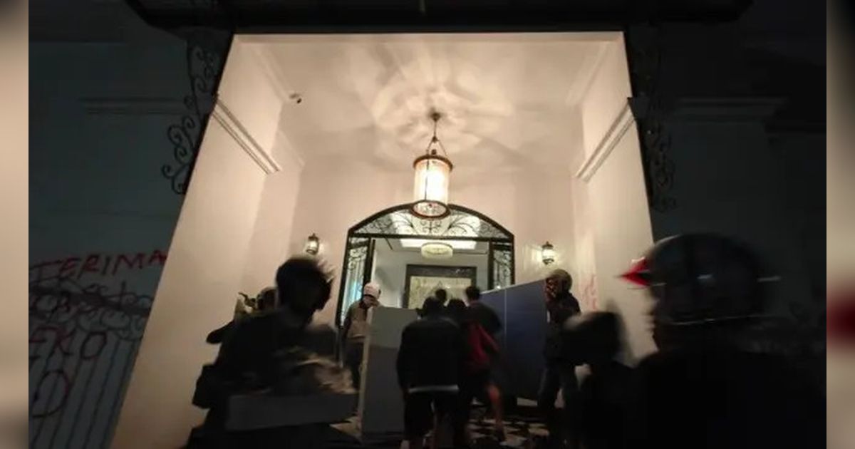 Potret Massa Menjarah Rumah Eko Patrio, Ucapkan 'Terima Kasih' Kasur hingga Kucing Anggora Disikat