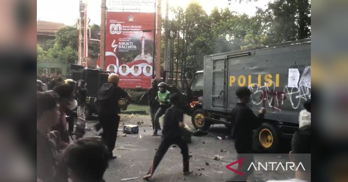 Trivia: Mobil Samapta Polisi Denpasar Diserang Massa di DPRD Bali, Pengemudi Dilarikan ke RS