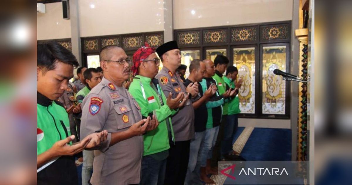 Shalat Gaib Ojol Sumenep: Polres & Komunitas Bersatu Doakan Driver Affan, Korban Insiden Unjuk Rasa Jakarta