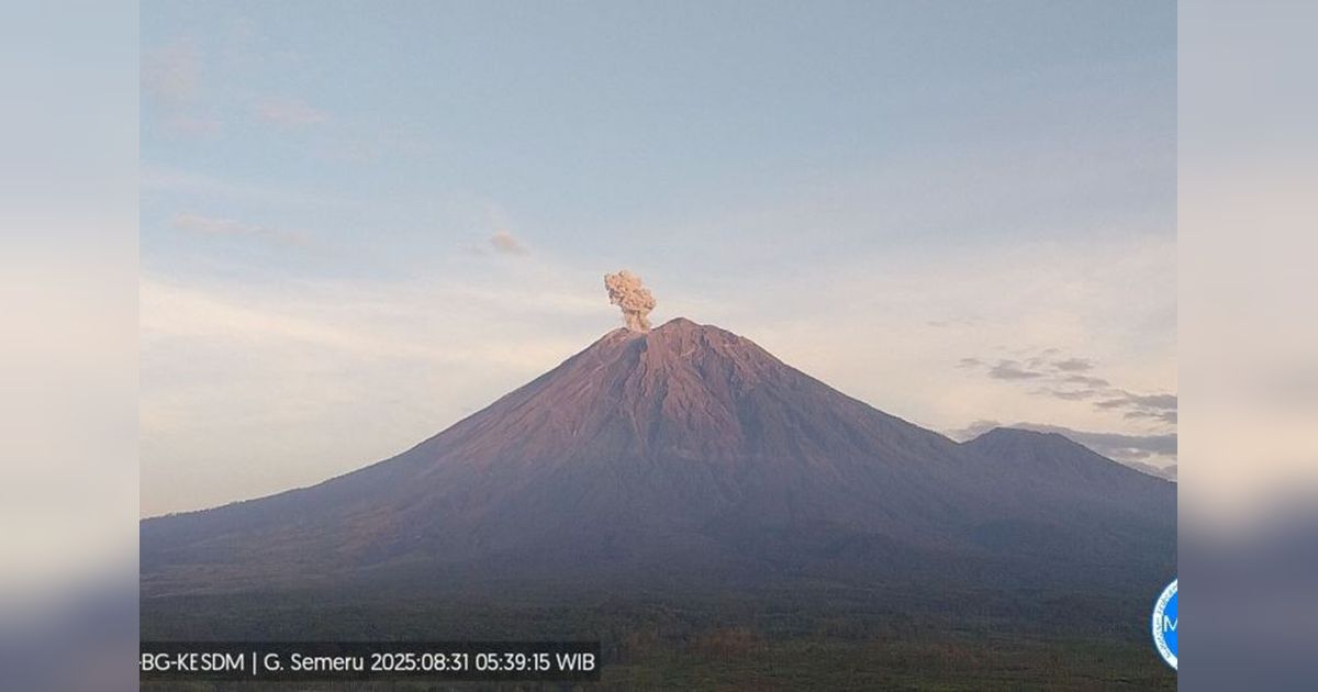 Gunung Semeru Erupsi Tiga Kali, Kolom Abu Capai 900 Meter: Gunung Tertinggi di Jawa Ini Masih Berstatus Waspada