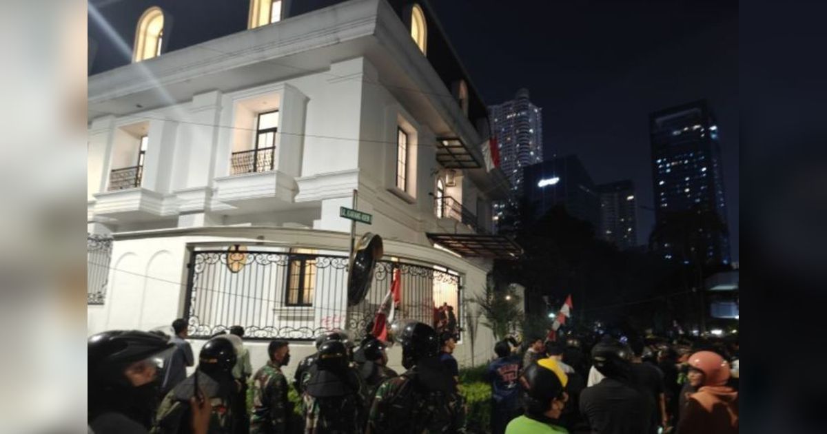 Rumah Eko Patrio, Komedian yang Kini Anggota DPR, Diserbu Massa: Apa yang Terjadi?