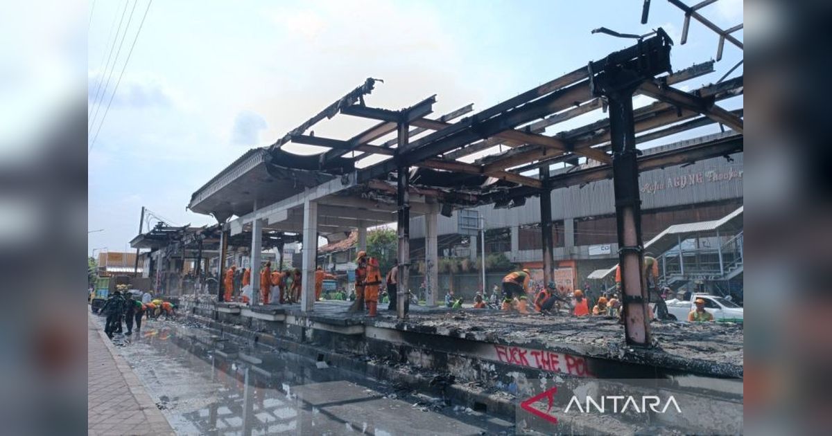 Tahukah Anda? Pemkot Jakpus dan TNI Ngebut Bersihkan Halte Transjakarta Senen Pasca-Demo