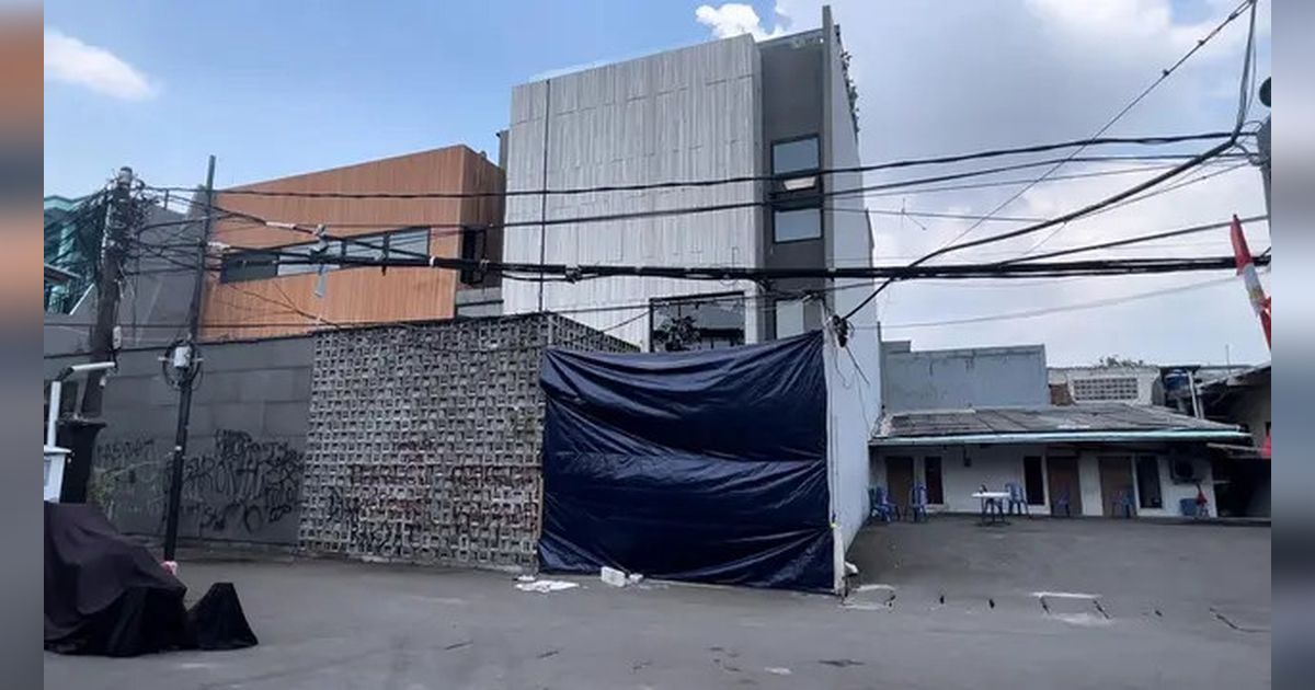 Penampakan Rumah Ahmad Sahroni Terkini Usai Dijarah Massa, Dinding Dicoret-coret hingga Mobil Mewah Ditutupi Terpal