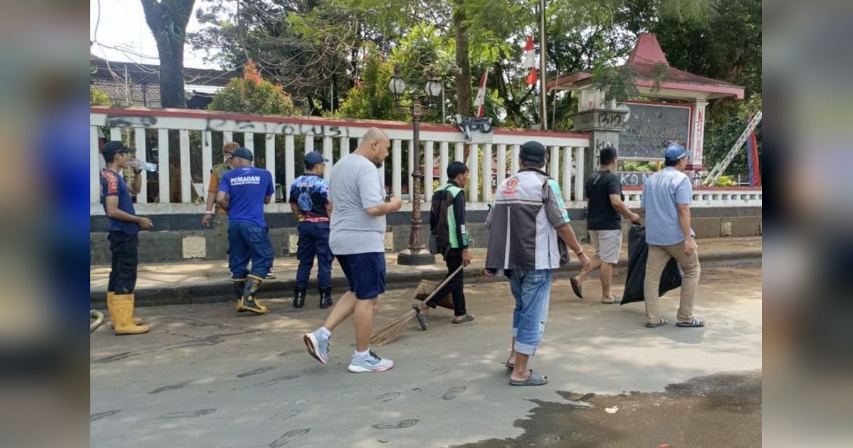 Tahukah Anda? Pengemudi Ojol Purwokerto Berinisiatif Bersihkan Alun-Alun Pascademo Ricuh