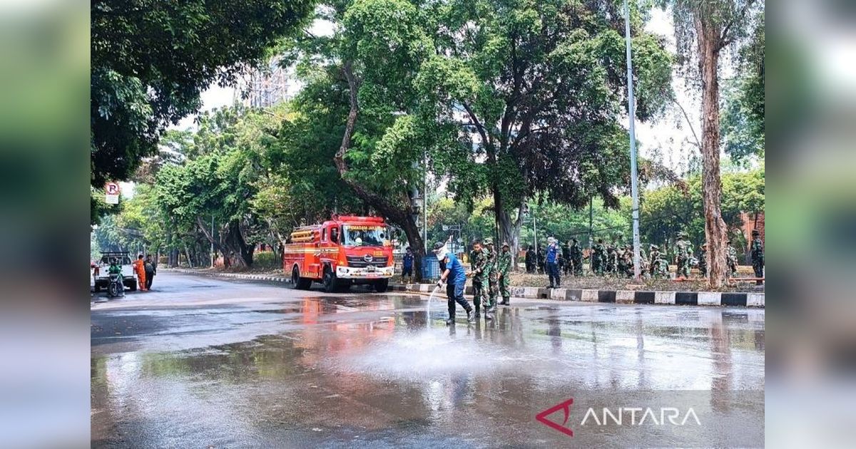 Fakta Unik: Petugas Damkar Lakukan Penyemprotan Jalan Mako Brimob, Hilangkan Sisa Gas Air Mata Pasca Kerusuhan