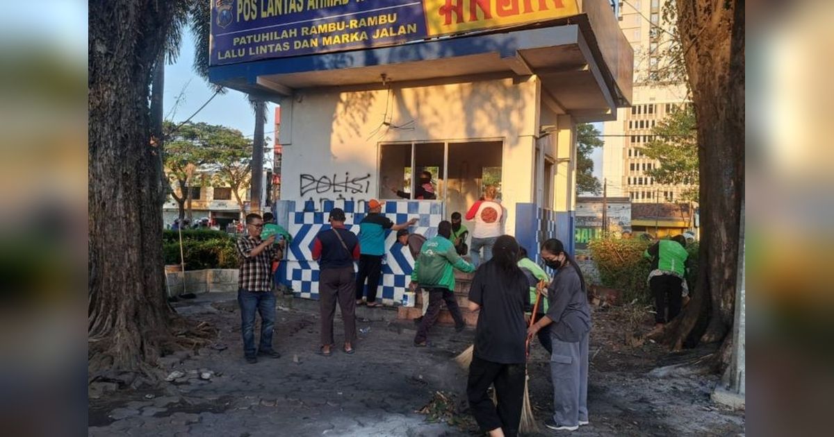 Kompak dan Spontan! Ojol Bersihkan Pos Polisi Surabaya yang Rusak, Warga Ikut Terharu dan Kagum