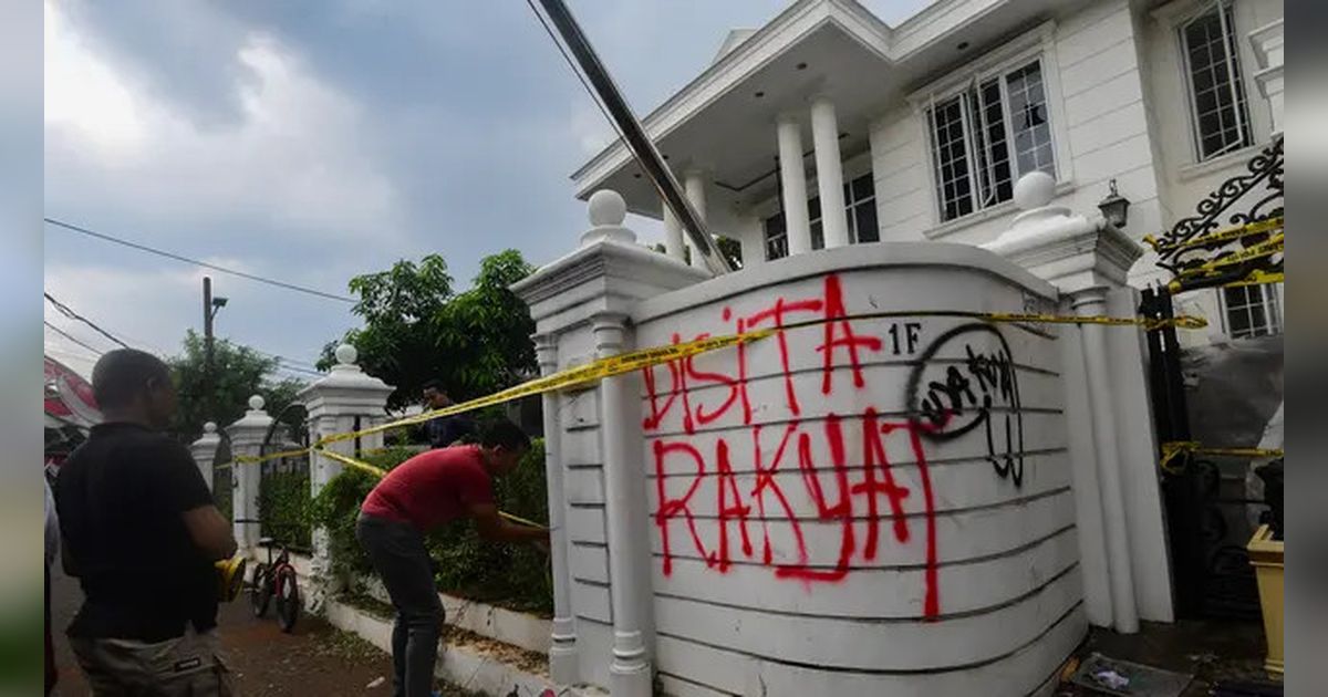 Coretan Tembok Rumah Uya Kuya 'Rumah ini Disita Rakyat'