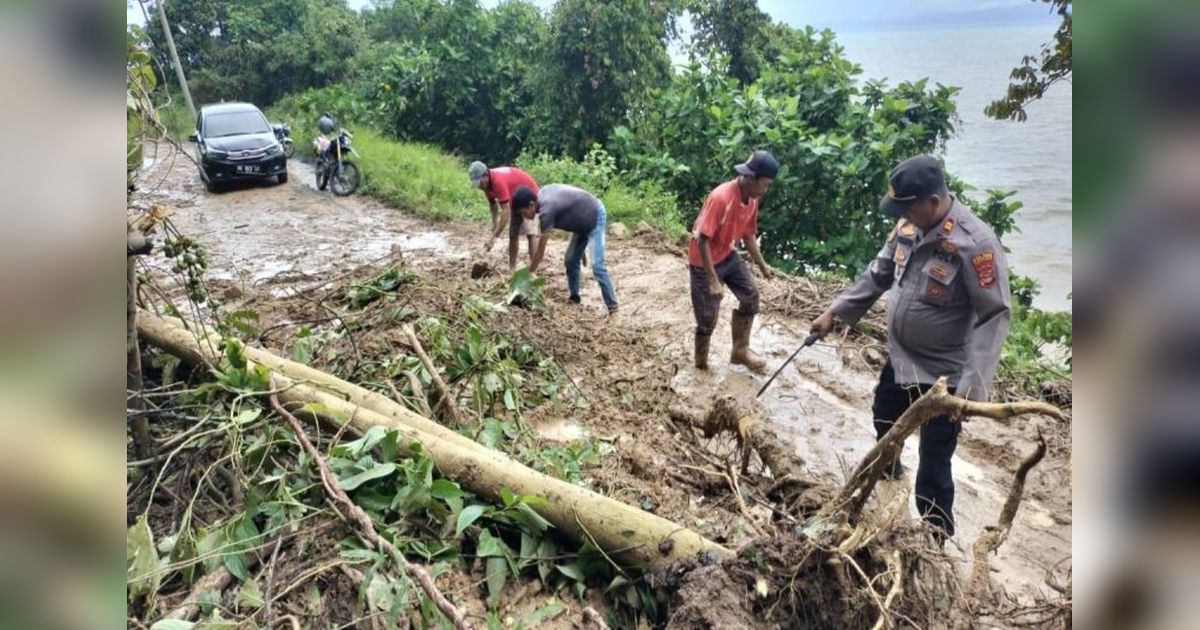 Fakta Unik: Akses Jalan Terputus, Polisi dan Warga Bersatu dalam Penanganan Longsor Tanggamus
