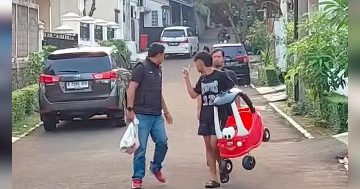 Tumpangi Mobil Putih, Dua Pemuda Datangi Rumah Sri Mulyani Kembalikan Barang Jarahan