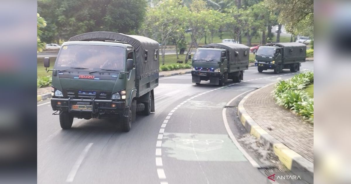 Tanpa Senjata Api, Prajurit TNI Patroli Jakarta untuk Cegah Kekerasan dan Penjarahan