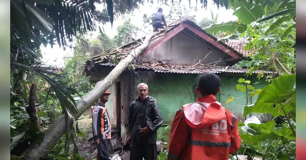 Bencana Beruntun di Nagrak Sukabumi, Angin Kencang dan Longsor Rusak Rumah Warga
