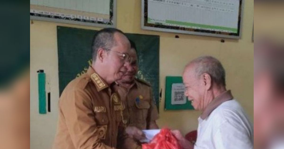 Tahukah Anda? Bupati Bangka Tengah Salurkan BLT dan Sembako, 30 KPM Desa Trubus Tersenyum Lega!