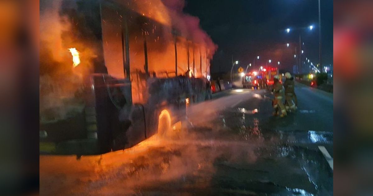 Misteri Percikan Api: Bus Royal Trans Terbakar Hebat di Tol Kelapa Gading, Kerugian Capai Rp2 Miliar!