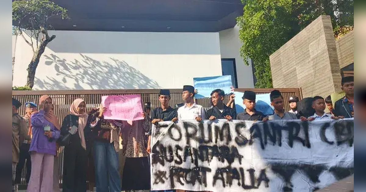 Puluhan Santri di Bandung Sampaikan Kekecewaan ke Istri Ridwan Kamil