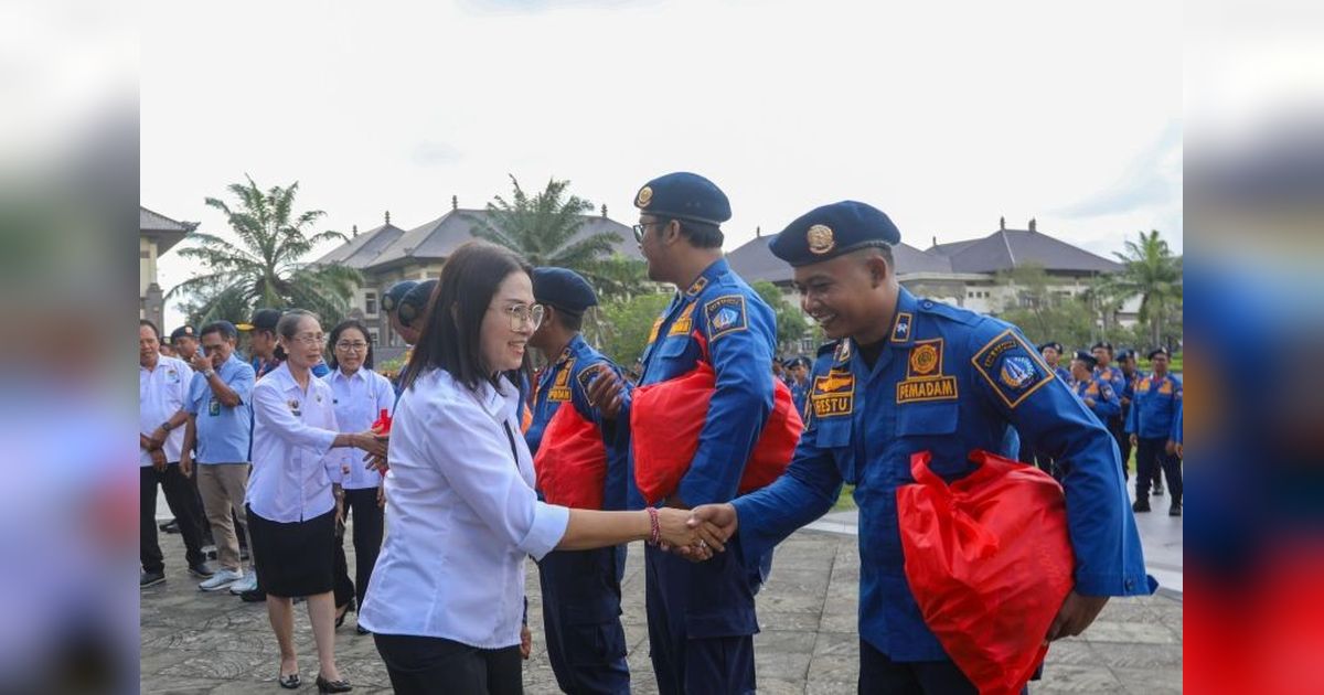 Fakta 325 Paket Sembako: Pemkab-TJSP Badung Apresiasi Petugas Damkar dalam Penanganan Bencana