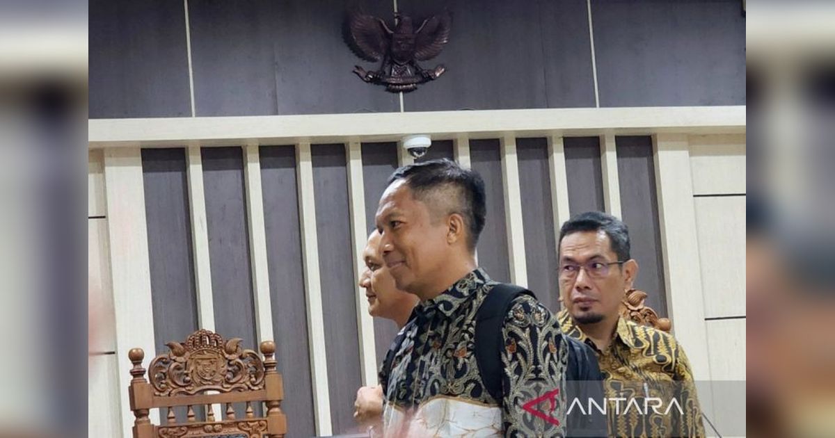 Trivia Hukum: Tolak Eksepsi Pj Bupati Cilacap Awaluddin Muuri, Sidang Korupsi Lahan Rp237 Miliar Berlanjut