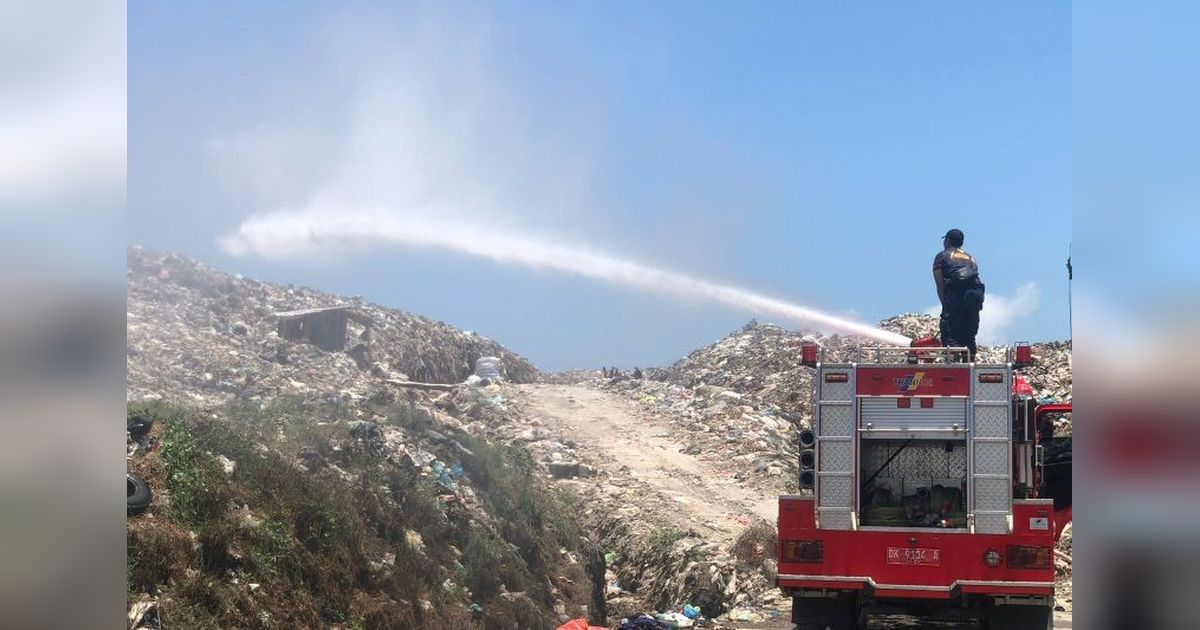 Cegah Kebakaran Hebat: Tahukah Anda, Gas Metana di TPA Mudah Terbakar? Damkar Denpasar Gencar Lakukan Pendinginan TPA Suwung
