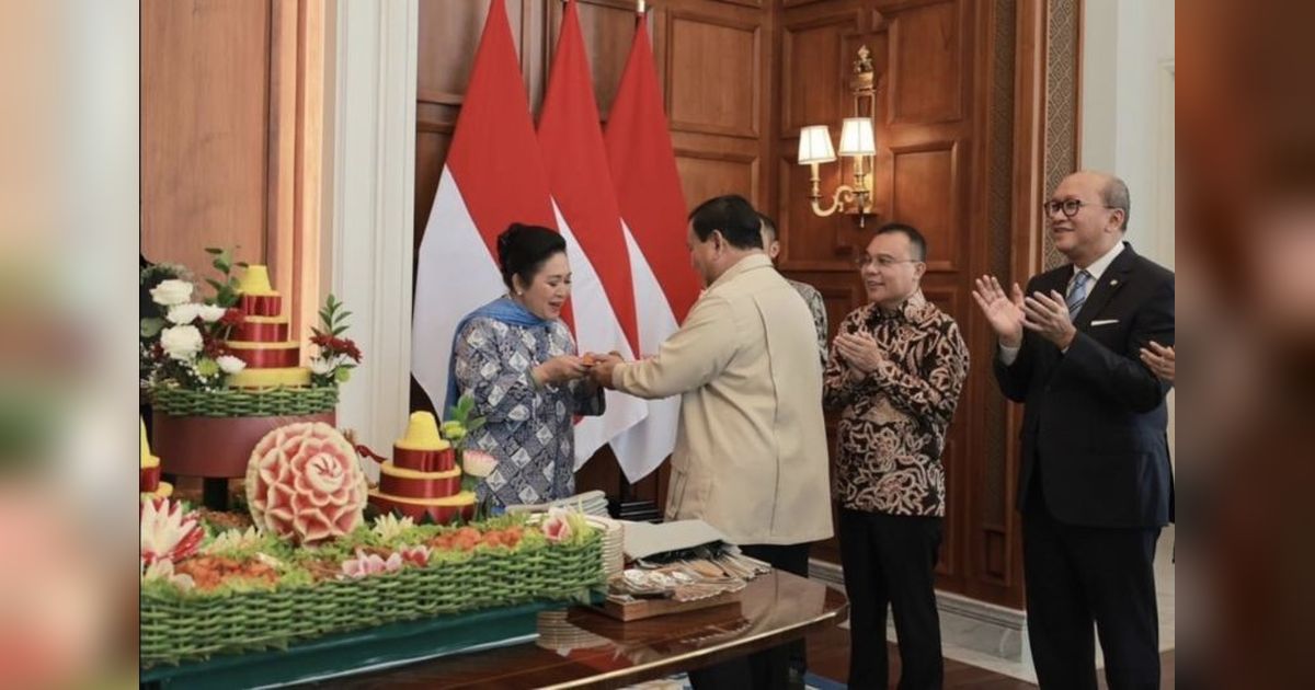 Momen Langka! Presiden Prabowo Subianto Rayakan Ulang Tahun ke-74 dengan Tumpengan di Istana, Dihadiri Keluarga dan Kabinet