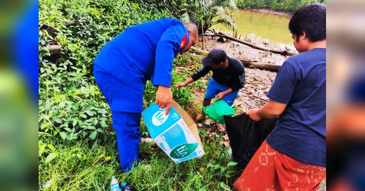 Gotong Royong Bersama! Polairud Polres Tanah Laut Gelar Aksi Sapu Bersih Laut di Pesisir Bumi Makmur, Edukasi Warga Jaga Lingkungan