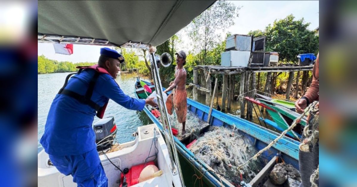 Menyusuri Perairan, Satpolairud Tanah Laut Salurkan Bantuan Pokok untuk Nelayan Pesisir
